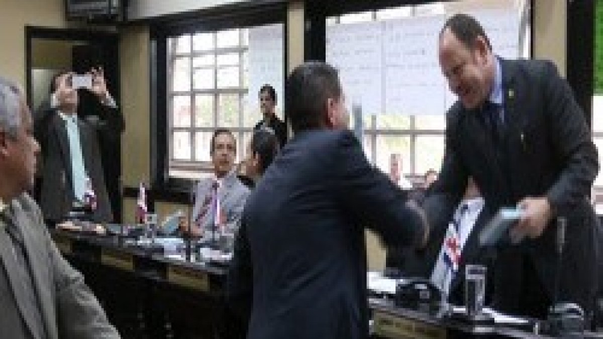 El diputado de Costa Rica repartiendo biblias en la sesión del Congreso