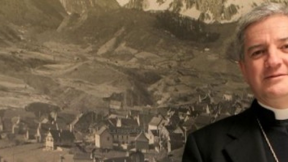 Marc Aillet junto a un cuadro de un pueblo pirenaico, que abundan en su diócesis