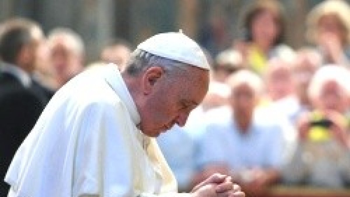 Francisco llega con la oración más lejos que con la diplomacia