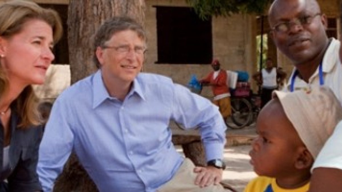 Bill y Melinda Gates en África intentando entender -fuera de su despacho- cómo funciona allí la maternidad, la natalidad y la familia