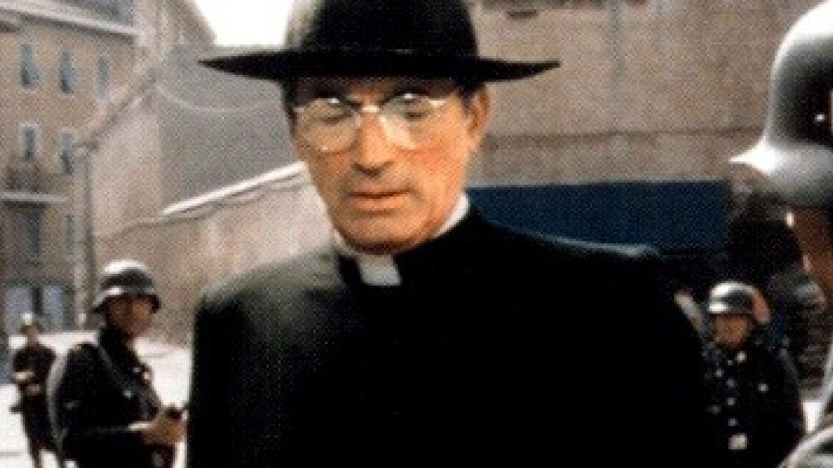 Escena de la película Escarlata y Negro sobre el caso real de monseñor OFlaherty y su red de refugiados clandestinos... una de muchas en la Roma bajo ocupación nazi