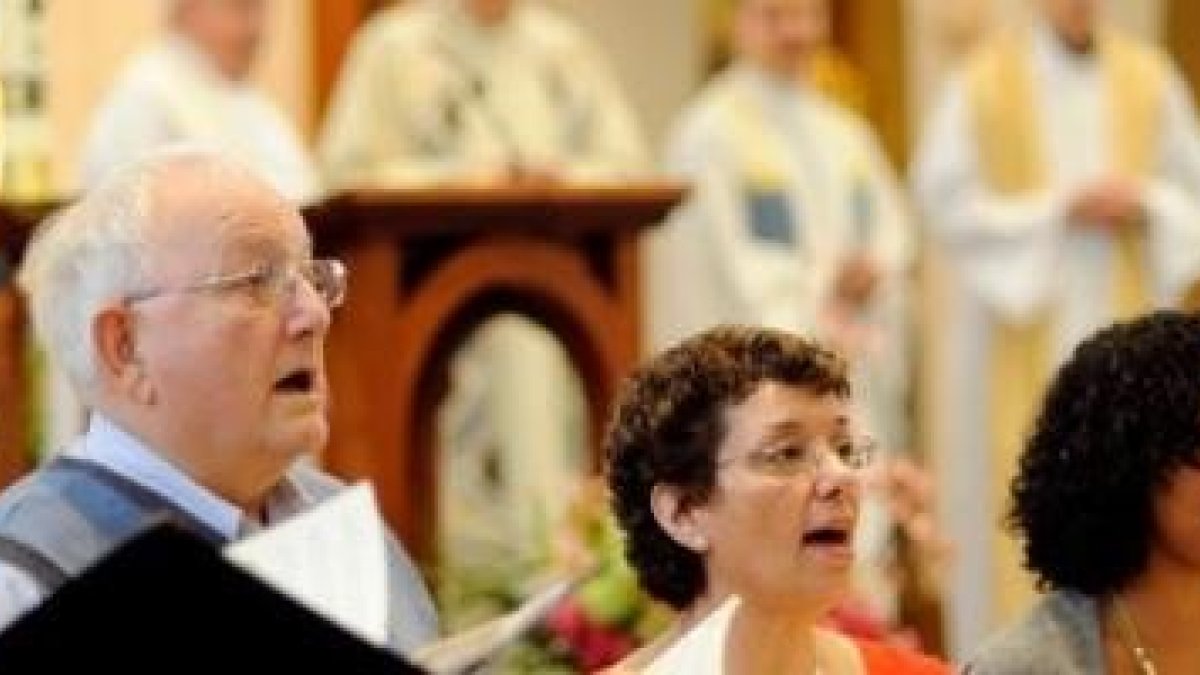 Cada vez hay menos coros, y se canta con pantallas, no cantorales, y el clero es más viejo...