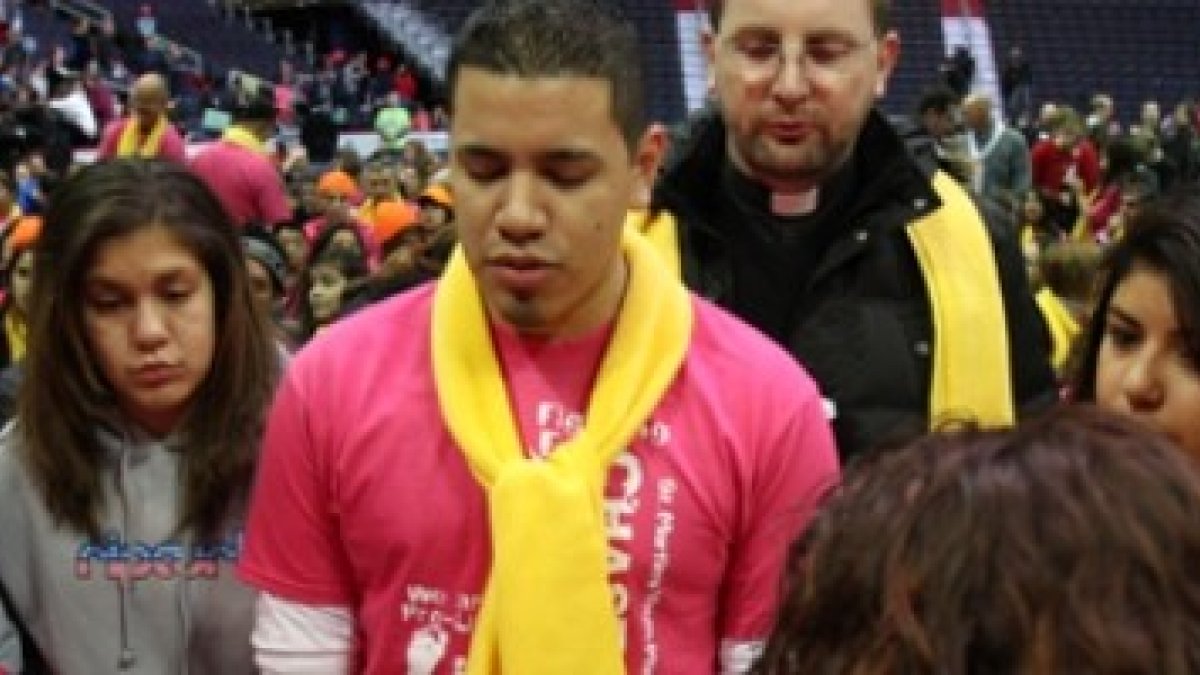 Jóvenes católicos oran en el Verizon Center de Washington antes de ir a la Marcha por la Vida de 2010