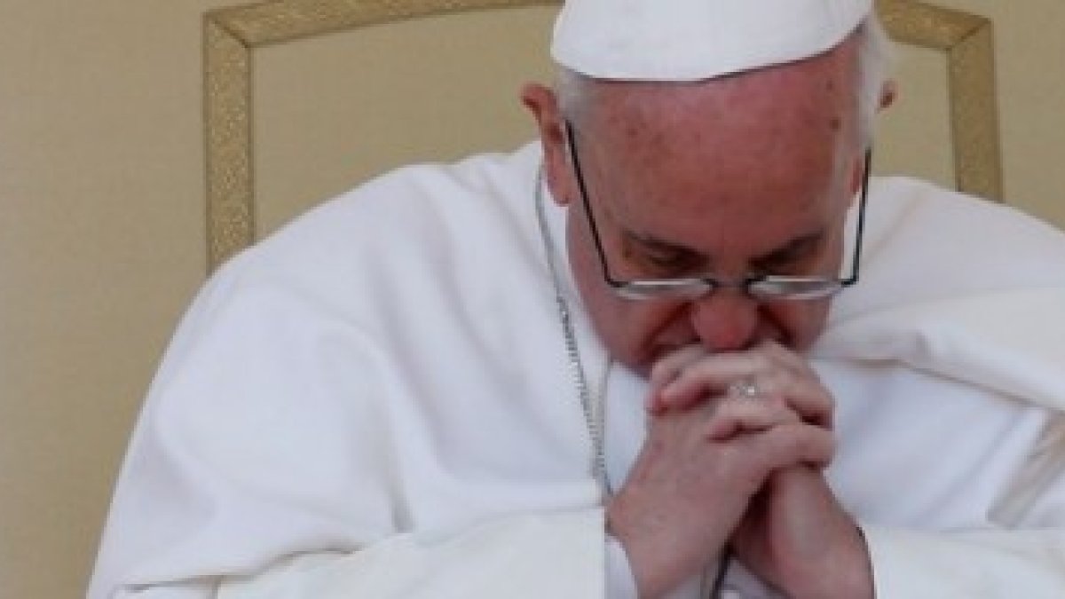 El Papa Francisco con frecuencia llama a gente atribulada o en duelo, les consuela y ofrece sus oraciones