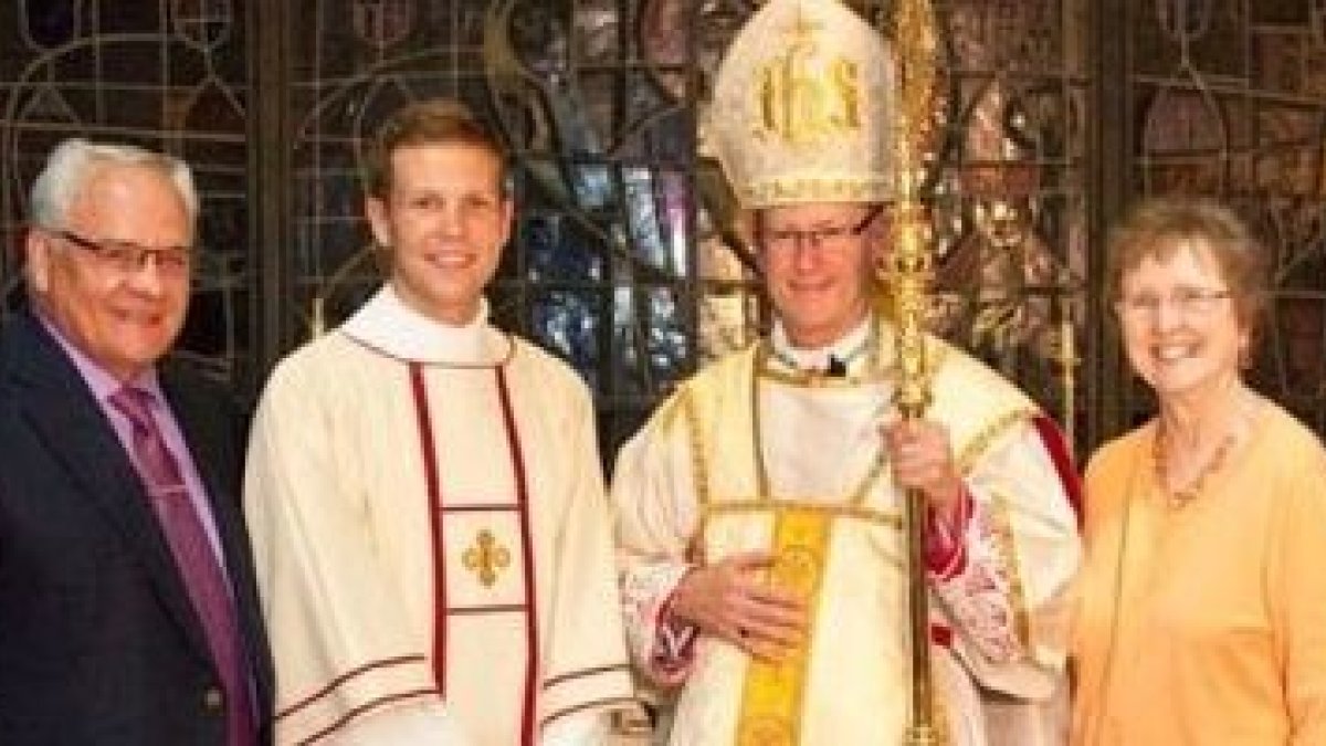 Ryan, ordenado diácono, con el obispo Conley, de la diócesis de Lincoln, y sus orgullosos padres adoptivos