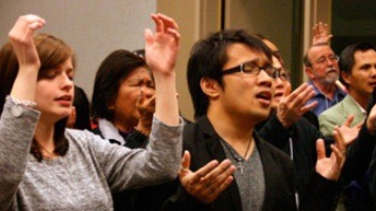 Oración carismática, con ojos cerrados, manos alzadas... el cardenal Bergoglio asistía en encuentros de la RCC en Buenos Aires