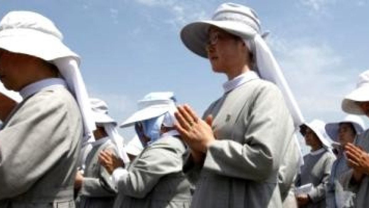 Monjas católicas coreanas en una oración por la paz junto a la peligrosa frontera con Corea del Norte