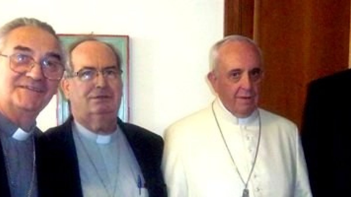 El Papa con los tres obispos del sur de Argentina, que incluye parte de la Antártida