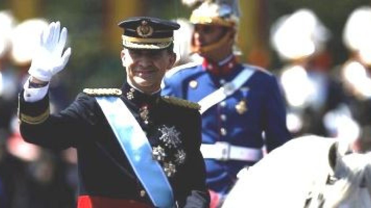 El Rey don Felipe recorrió algunas calles de Madrid para saludar al pueblo tras su proclamación