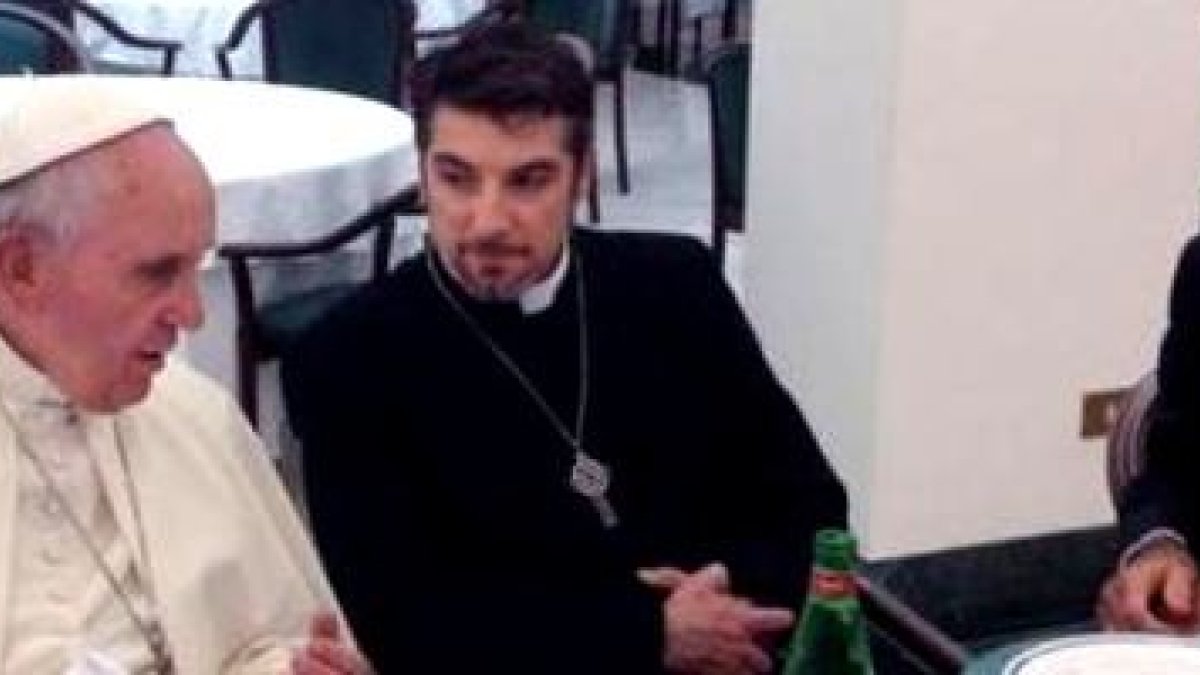 Francisco, en el comedor de Santa Marta, junto a su amigo Tony Palmer, y con ellos Kenneth Copeland, un famoso líder pentecostal