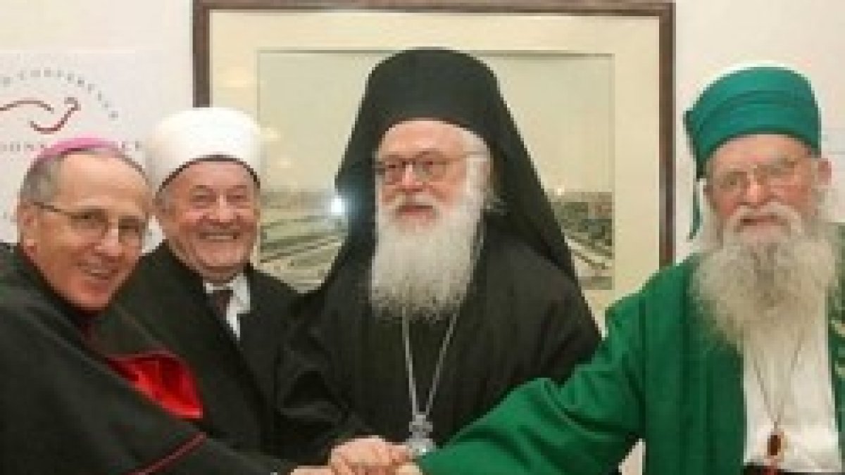 Encuentro en 2009 del arzobispo católico de Tirana y -de izquierda a derecha- los líderes suní, ortodoxo y bektashi del país