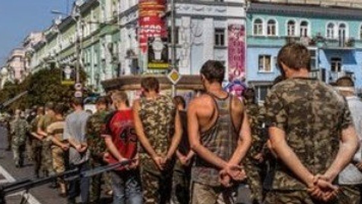 En Donetsk, controlado por los separatistas pro-rusos, organizaron este desfile en agosto con sus prisioneros para someterlos a insultos y vejaciones