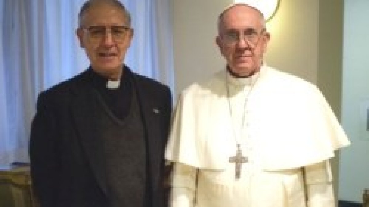 El Papa Francisco y Adolfo Nicolás, superior de los jesuitas, posan en una foto de 2013