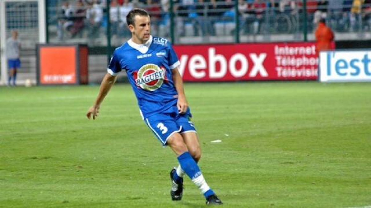 Florian Boucansaud, con la camiseta del Troyes, uno de los equipos de la Primera División francesa en los que militó en labores de defensa central.