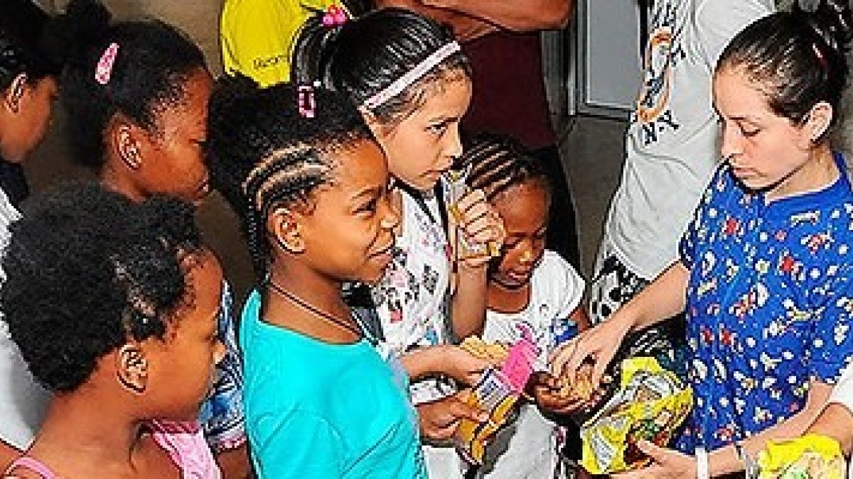 La hermana Elsa María y las chicas y niños de su hogar de acogida, foto de Aymar Álvarez en ElPais.com.co