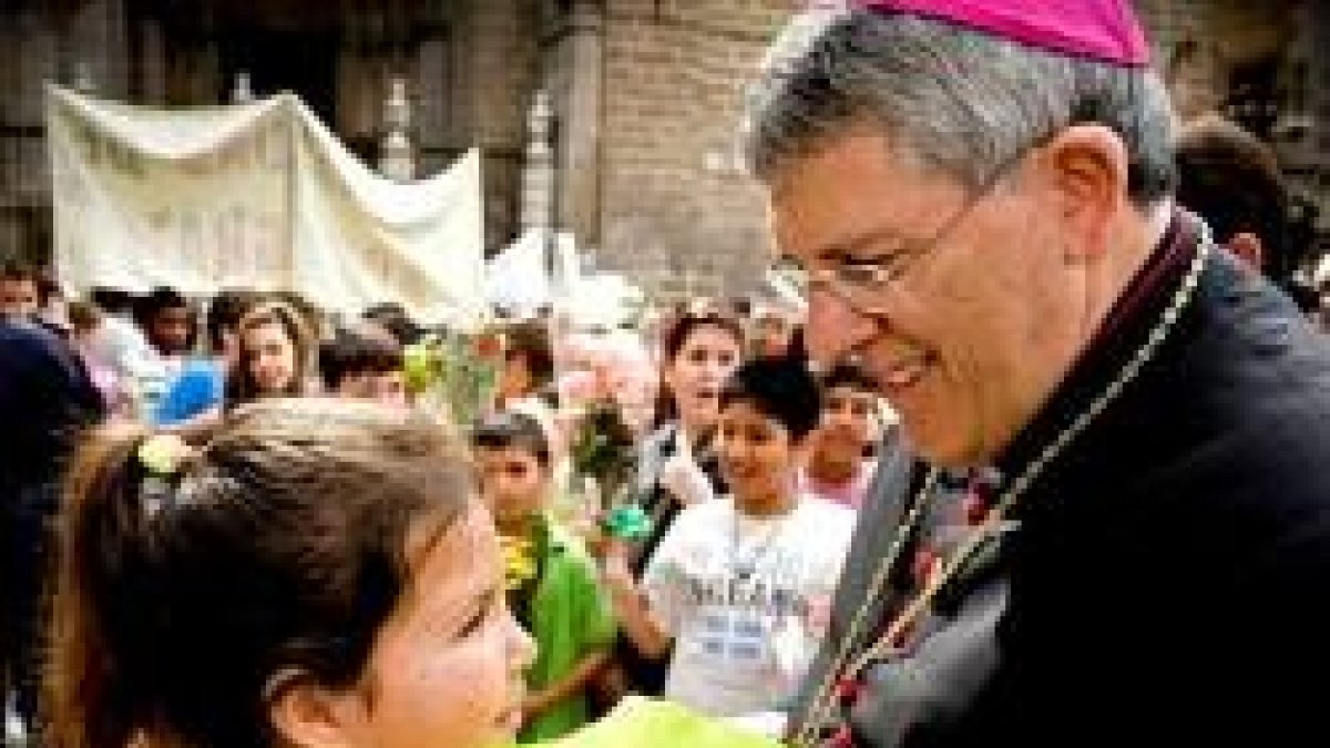El arzobispo Braulio con unos niños en la gran fiesta del Corpus en la que se vuelca todo Toledo