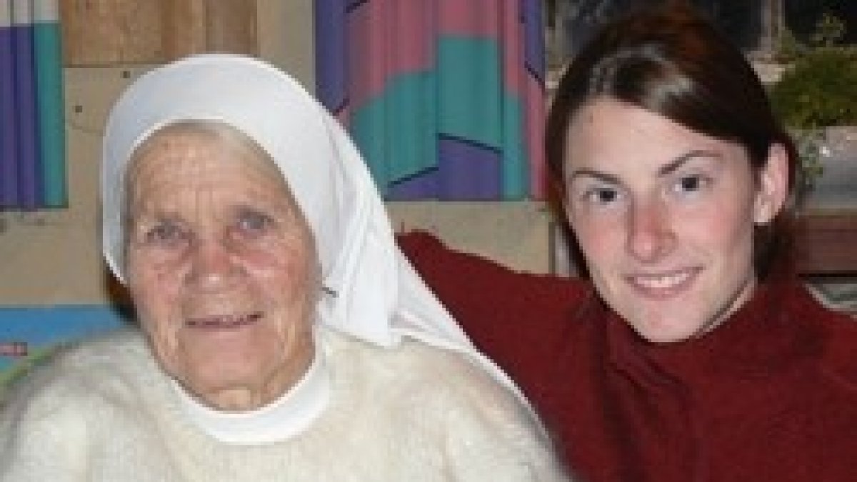 La hermana Mary Paule Tacke con una voluntaria - ha trabajado con niños pobres y abandonados hasta el último momento