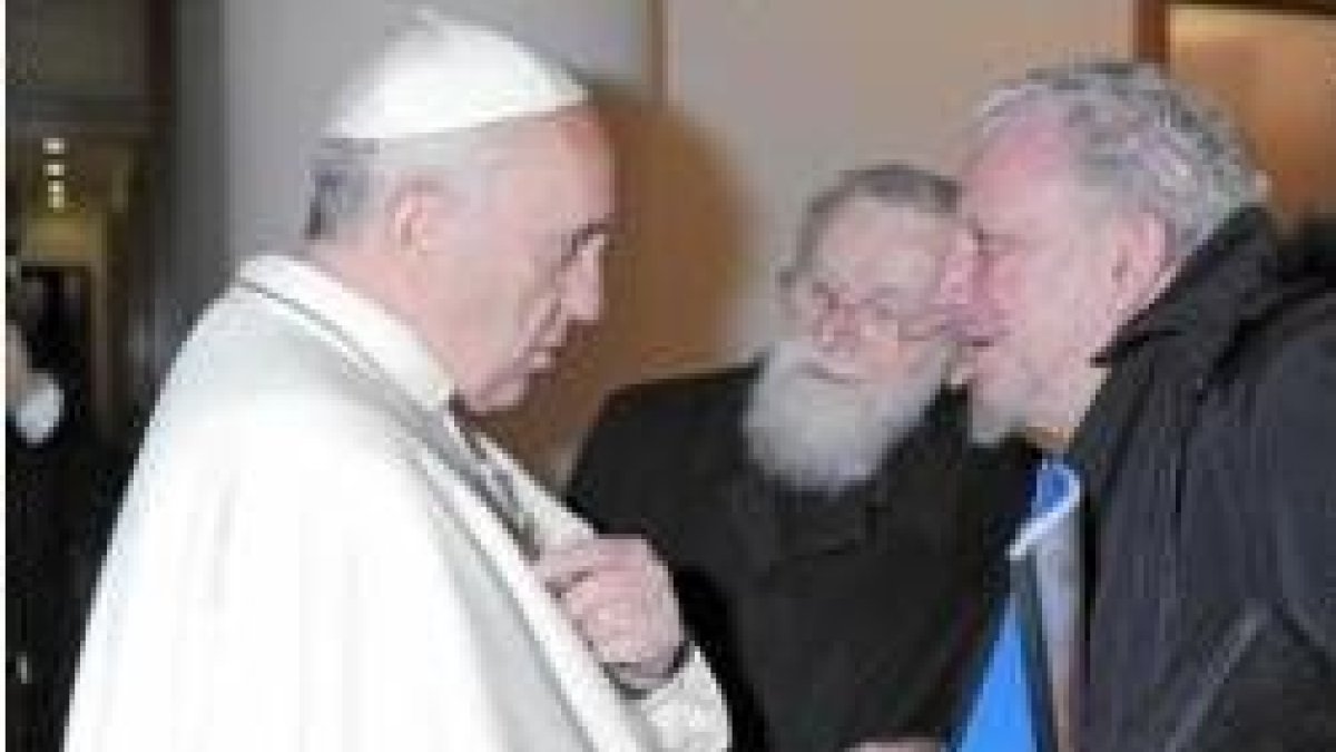 Kiko Argüello y el padre Pezzi saludan al Papa Francisco durante el encuentro con los movimientos, en mayo de 2013