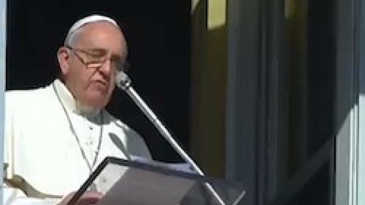 El Papa instó a ofrecer sufragios por los difuntos, en particular por quienes mueren sin los sacramentos.