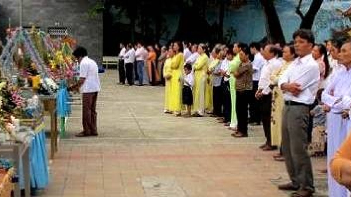Católicos de Thu Thiem con iconos de la Virgen del Perpetuo Socorro