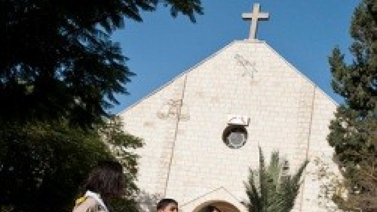 La cruz sobre la parroquia católica de Gaza, en un encuentro de scouts católicos antes de la guerra