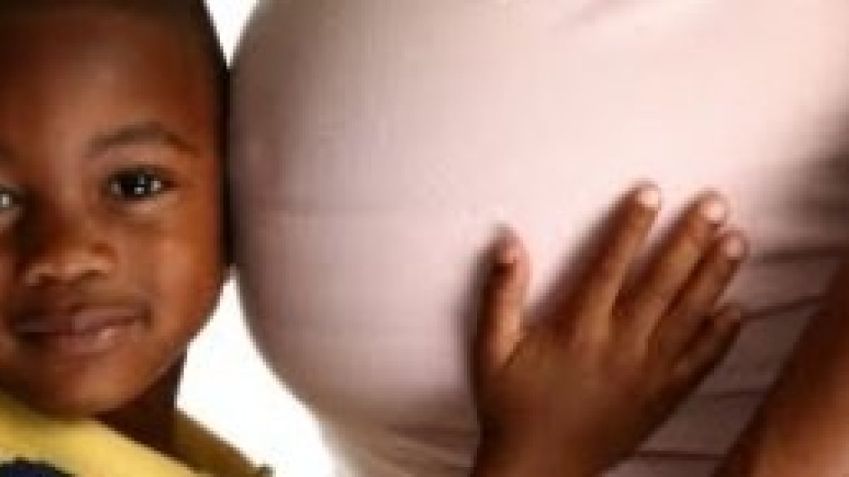 La madre de Kelechi prometió a Dios que si su hijo era varón se haría cura