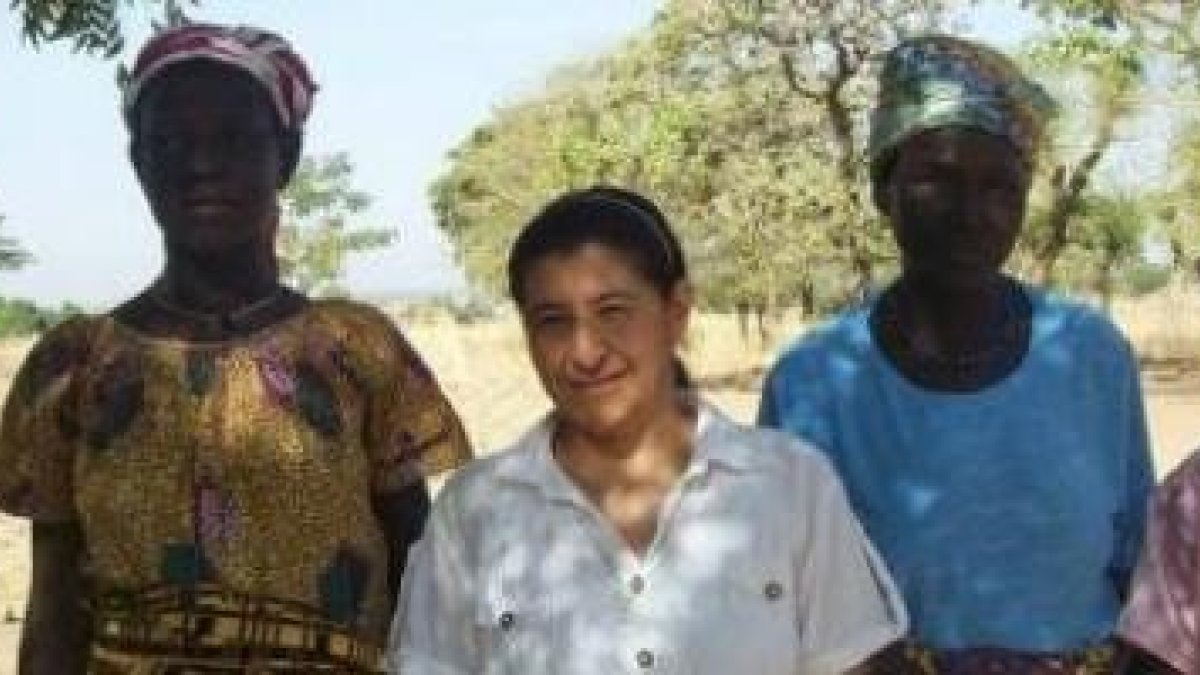 María Graciela con mujeres de su población en Togo... las adoratrices siempre trabajan para ayudar a mujeres esclavizadas u oprimidas