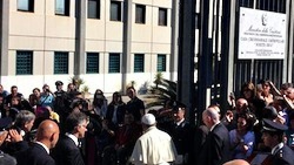 Francisco, en la entrada de la cárcel de Castrovillari.