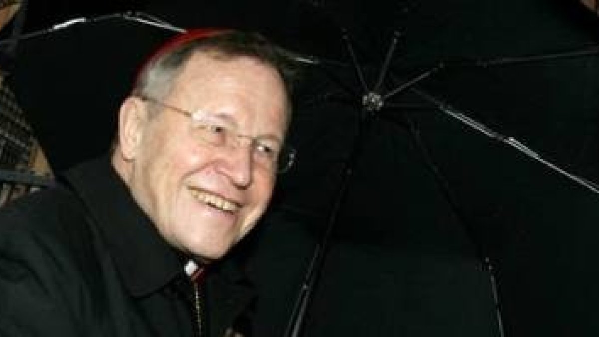 Llueven las críticas sobre la propuesta del cardenal Kasper -en la foto- de dar la comunión a quien vive maritalmente con quien no es su cónyuge ante Dios