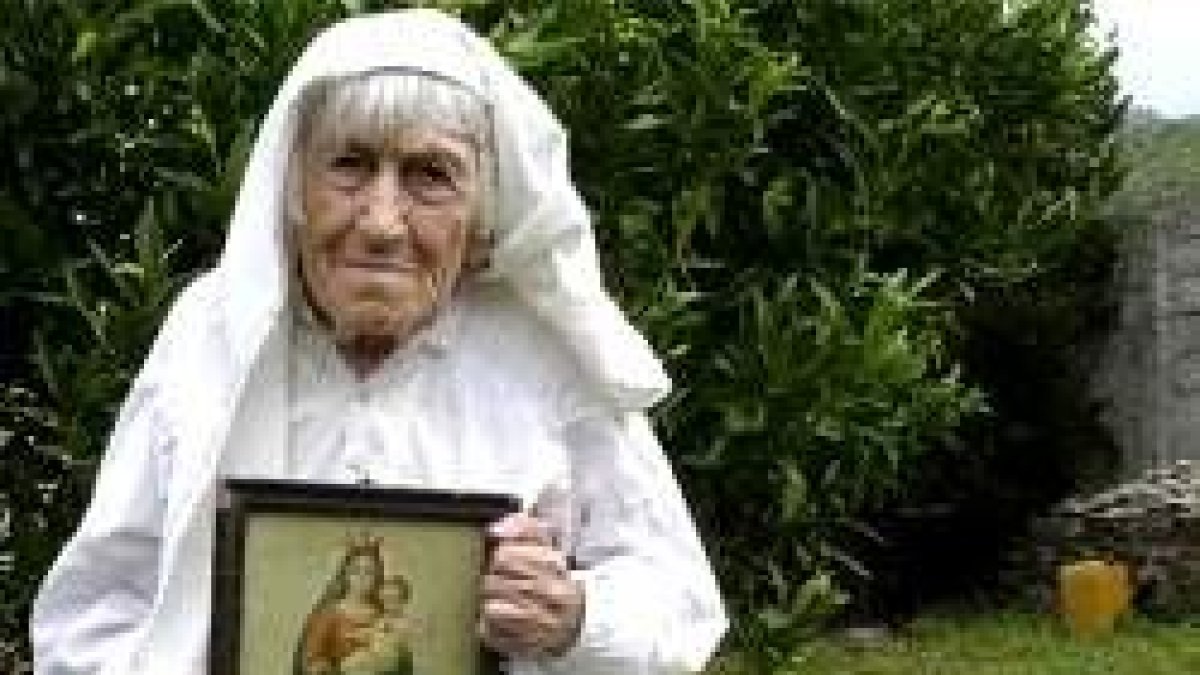 Dile Ndoci, de 94, católica, con traje típico del norte de Albania, mantuvo la fe y escondió su icono bajo la persecución atea de Enver Hoxha