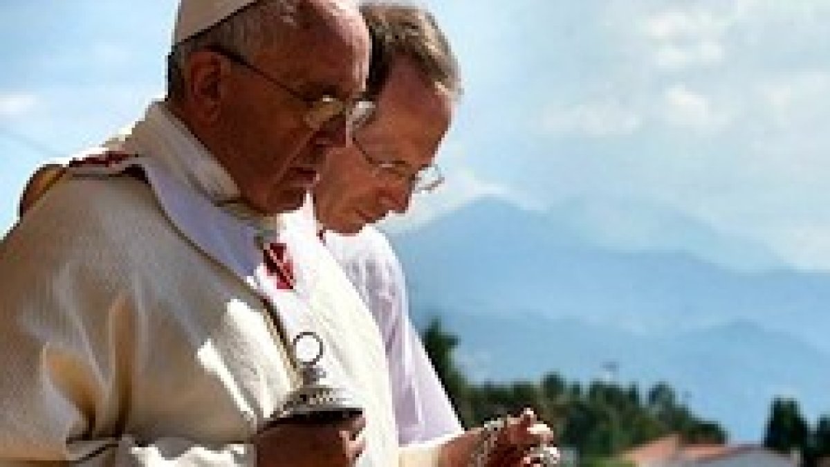 El Papa bendice el altar antes de su misa calabresa.
