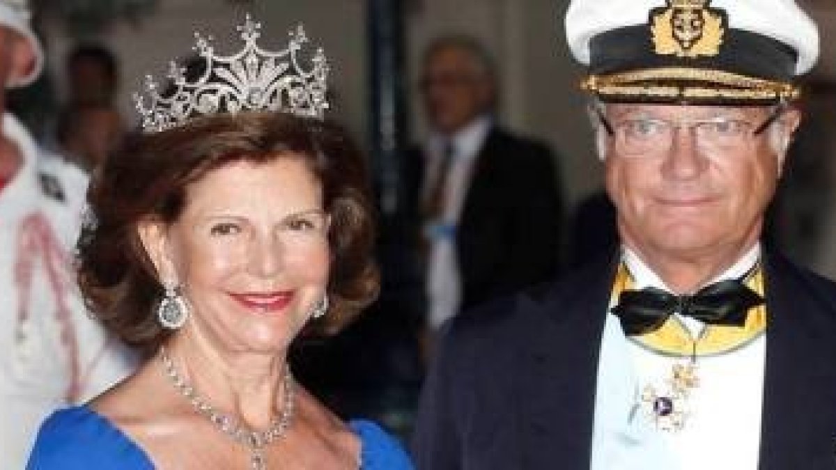 La reina Silvia de Suecia y su marido, de gala en una boda - la Reina no acudió al acto en cuanto el lobby abortista presionó un poco