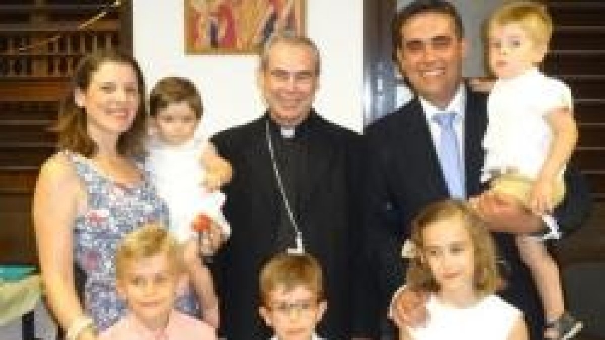 El obispo Jesús Catalá, de Málaga, con la familia que envía como misionera a Irlanda, en red con el Camino Neocatecumenal