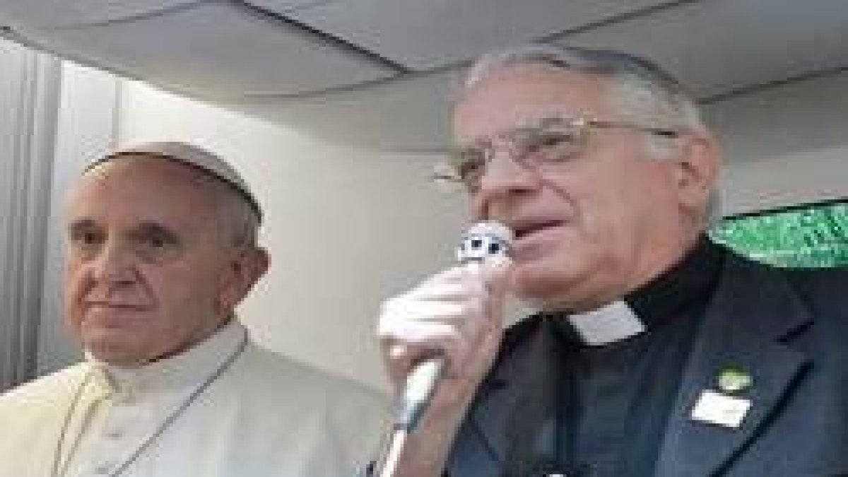 El padre Lombardi, con el Papa Francisco, ante los periodistas