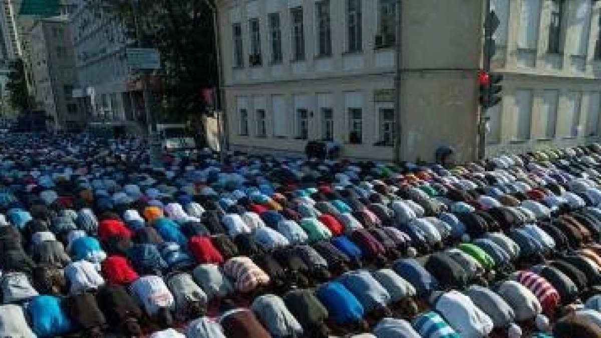 Oración del alba al final del Ramadán de 2013 en Prospekt Mira, la famosa avenida de Moscú... una ciudad que fue capital del mundo ateo comunista