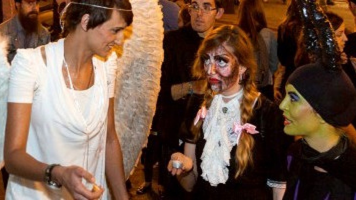 ¿Qué pasa cuando una chica vestida de ángel invita a poner una vela en la iglesia a otras dos vestidas de zombis? Pasó en Valencia
