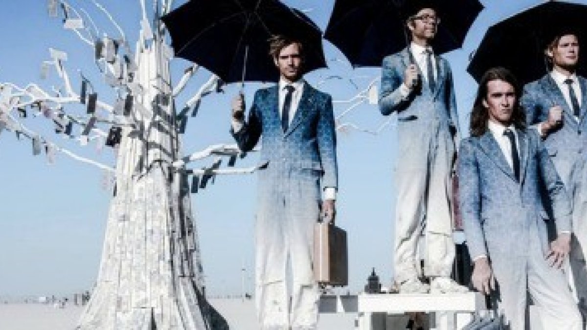 El festival Burning Man del desierto de Nevada, que atraía sólo hippies, retro-hippies y artistas ahora atrae a los potentados de Internet por su ideario new age