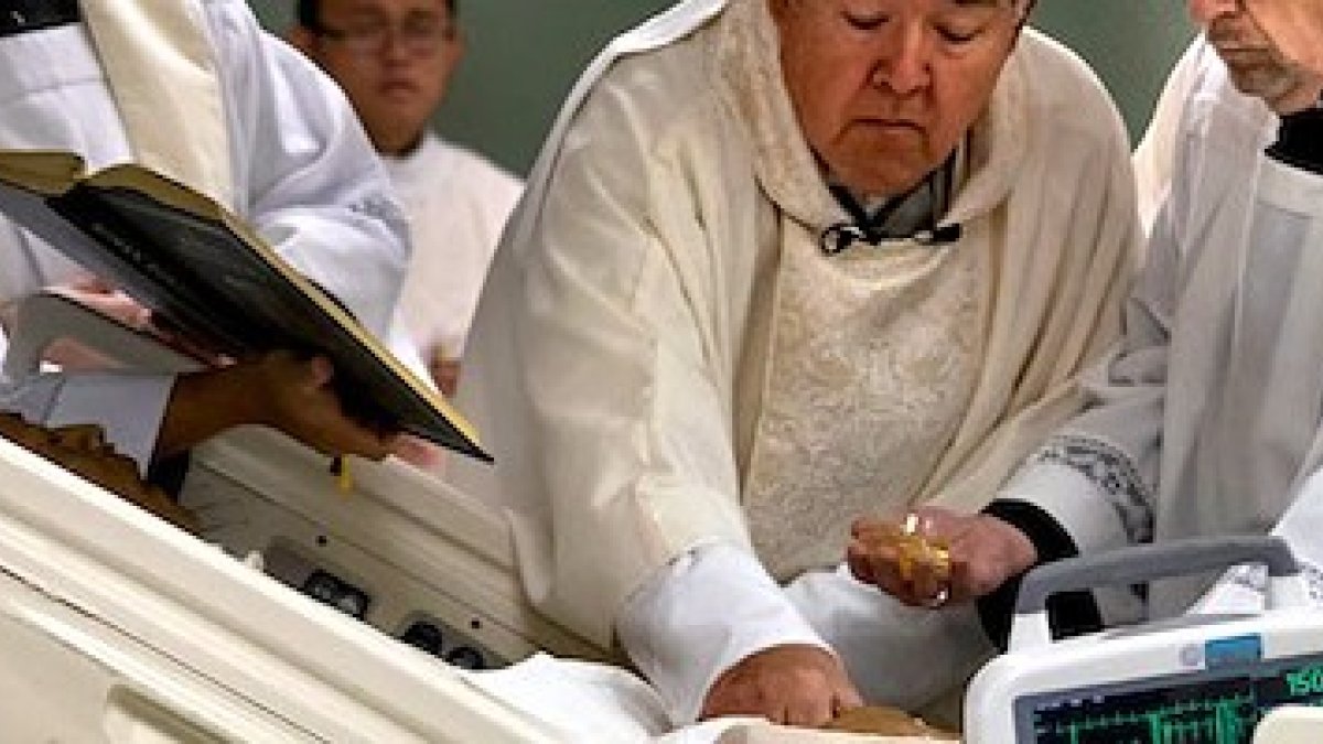 Momento en el que monseñor Choby convierte en sacerdote a William Carmona.