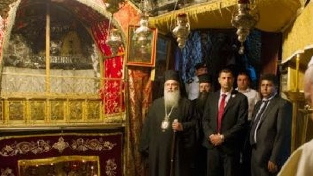 Papa Francisco orando ante el Santo Sepulcro
