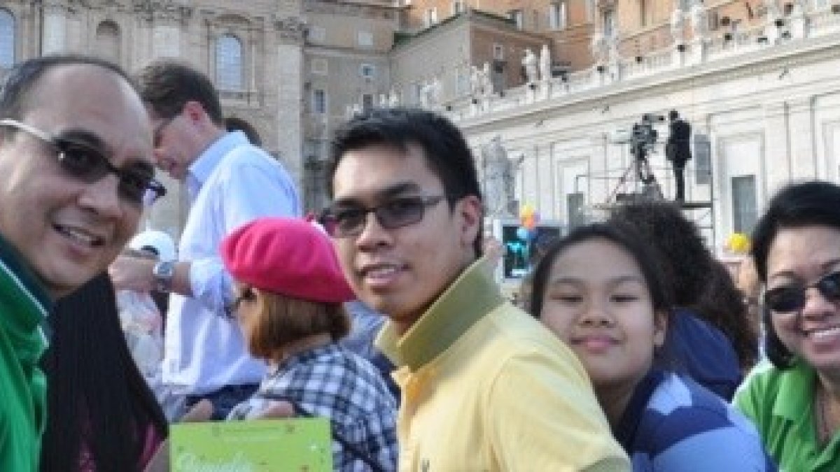 La familia Campos, con sus hijos, en la Plaza de San Pedro en Roma