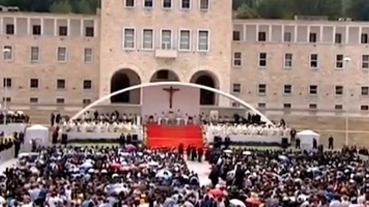 Miles de personas, a pesar de la lluvia, asistieron a la misa oficiada por Francisco.