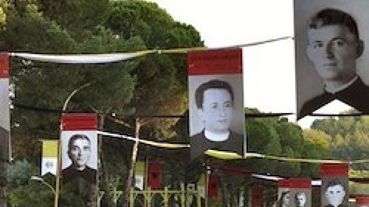 Las calles de Tirana se adornaron este domingo con los rostros de los mártires del comunismo.