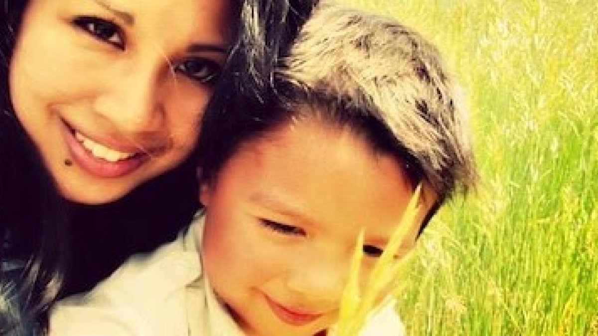 Robyn McLean con su hijo Adriel, fruto de una experencia traumática y violenta.