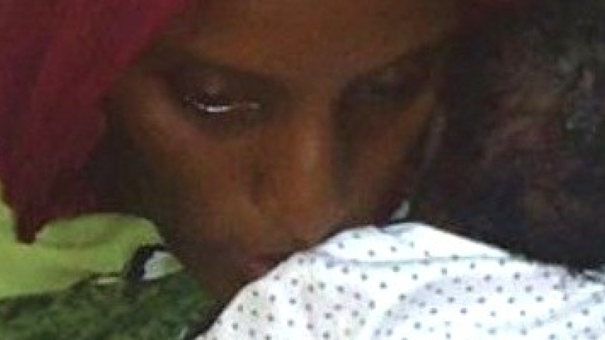 Meriam Ibrahim con su bebé Maya, nacida en prisión