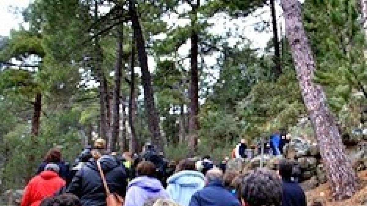 Entre las rutas de senderismo accesibles desde la Hospedería está la que recorre el famoso Viacrucis del Valle.