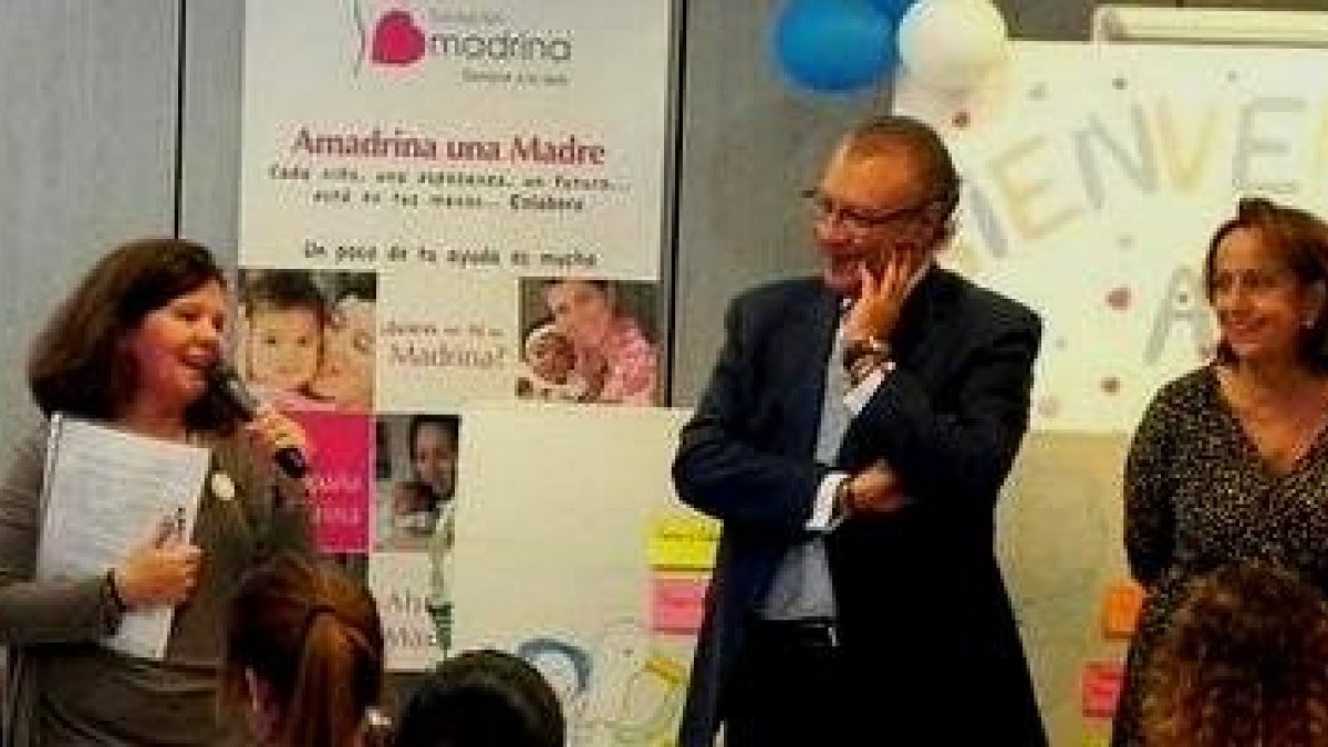 Jesús Fermosel en el centro y Conrado Giménez, a la derecha en la visita al centro de la Fundación Madrina