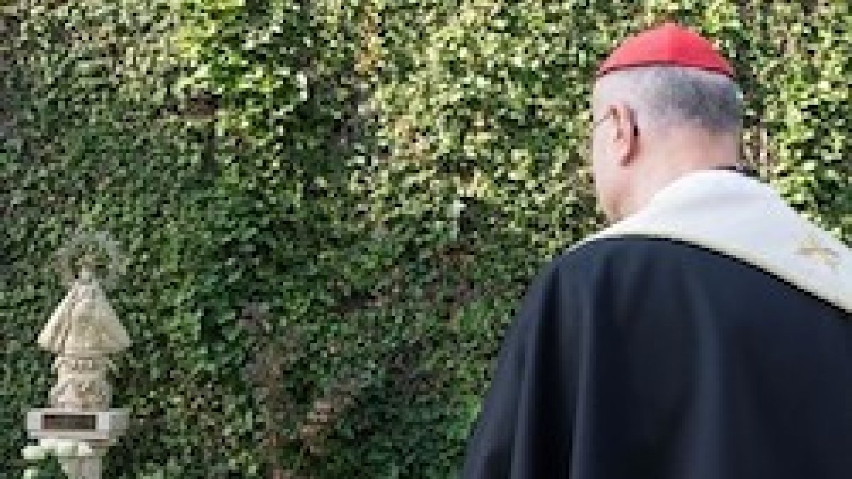 El cardenal Tarcisio Bertone fue el encargado de bendecir la imagen de la patrona de Cuba en los Jardines Vaticanos.