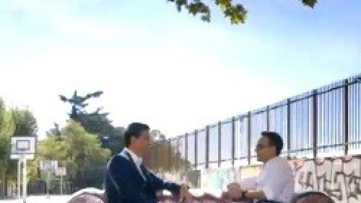 Pedro Sánchez, líder del PSOE, y Risto Mejide, entrevistador incisivo, en el sofá Chester