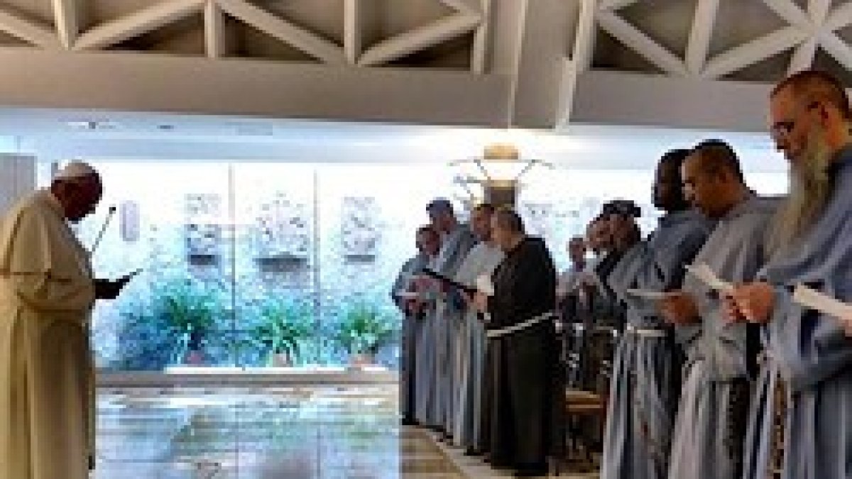 Francisco, con jóvenes seminaristas y novicios de los Franciscanos de la Inmaculada.