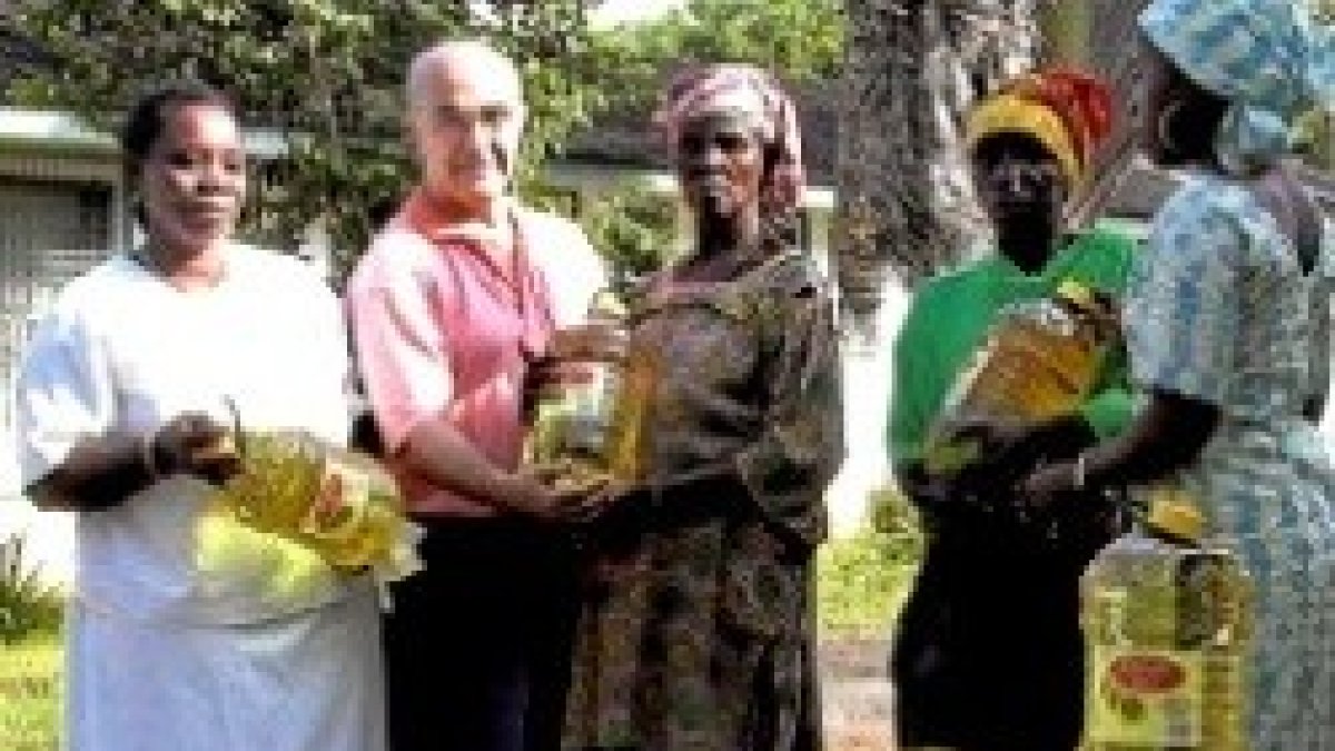 El hermano Manuel García Viejo con unas sierraleonesas antes de caer por el ébola